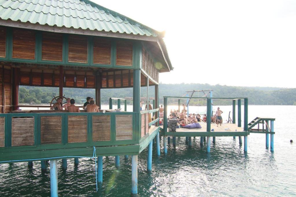 Mad Monkey Koh Rong Samloem Hostel Đảo Koh Rong Samloem Ngoại thất bức ảnh