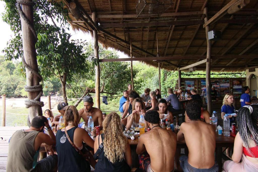 Mad Monkey Koh Rong Samloem Hostel Đảo Koh Rong Samloem Ngoại thất bức ảnh